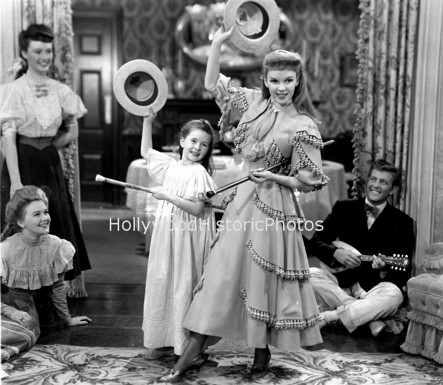 Meet Me in St Louis Judy Garland, Margaret O Brien 1944.jpg